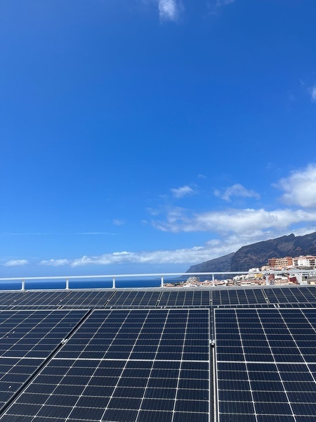 un toit avec des panneaux solaires et une vue sur l' océan