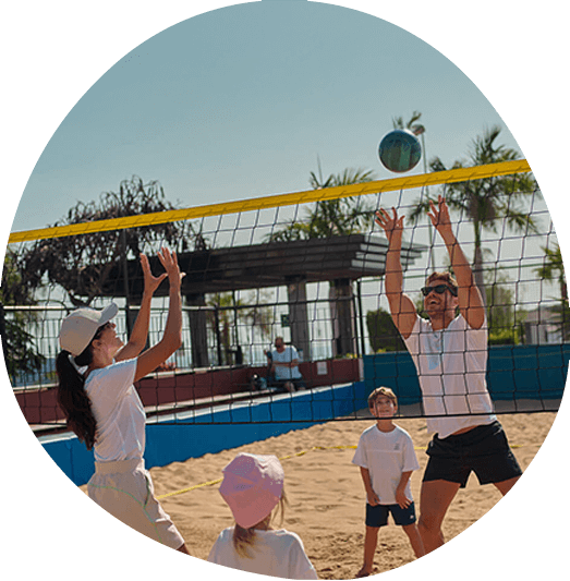 un groupe d' hommes joue au handball dans une piscine