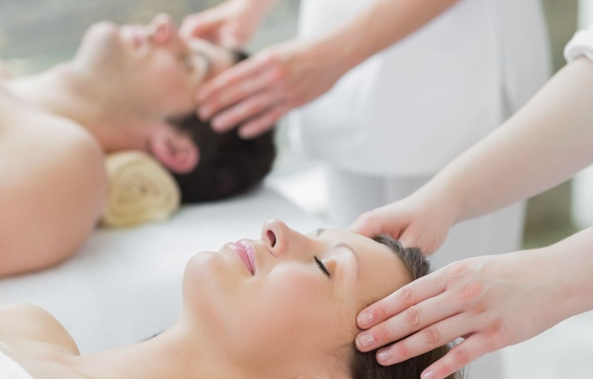 Ein Paar genießt eine Massage in einem Hotel auf Teneriffa