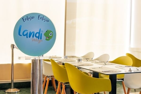 ein Teller mit einem Pfannkuchen mit Erdbeeren und Schokolade auf einem Tisch