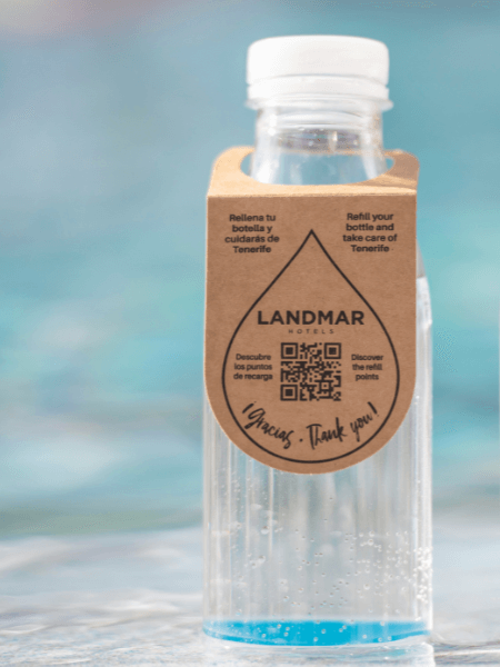 une bouteille d' eau avec une étiquette landmar