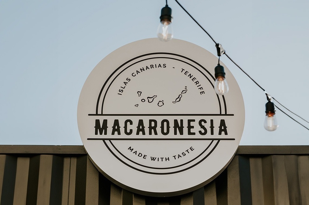 un panneau blanc et noir avec les mots macaronesia à l' intérieur