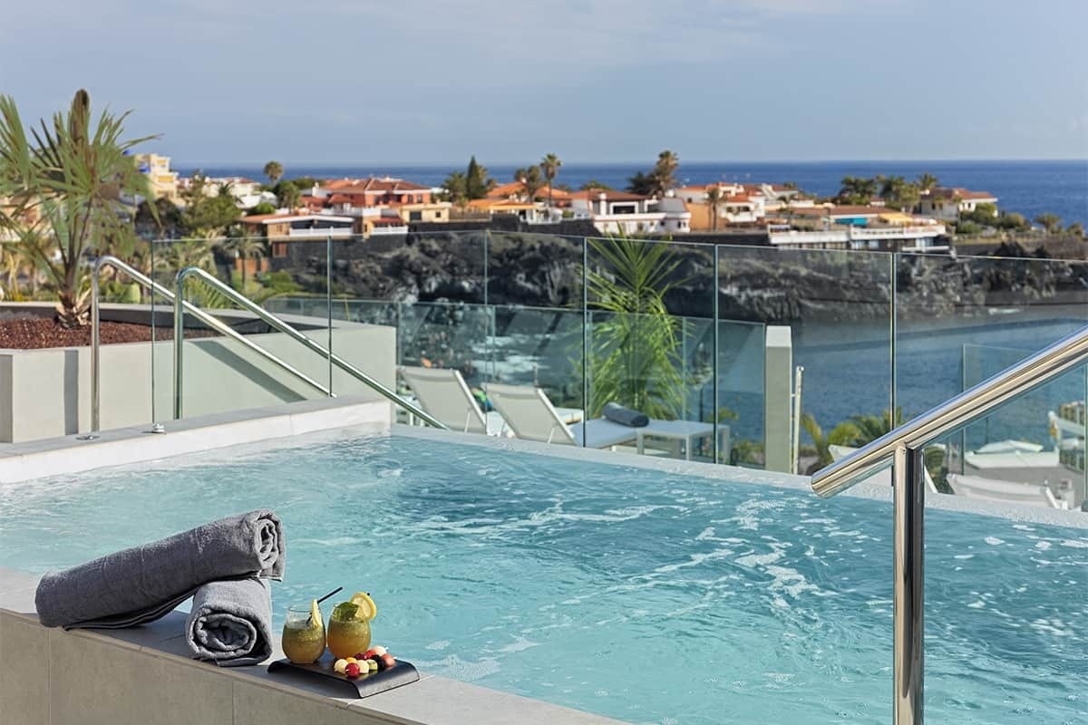 ein Whirlpool auf einem Balkon mit Blick auf das Meer