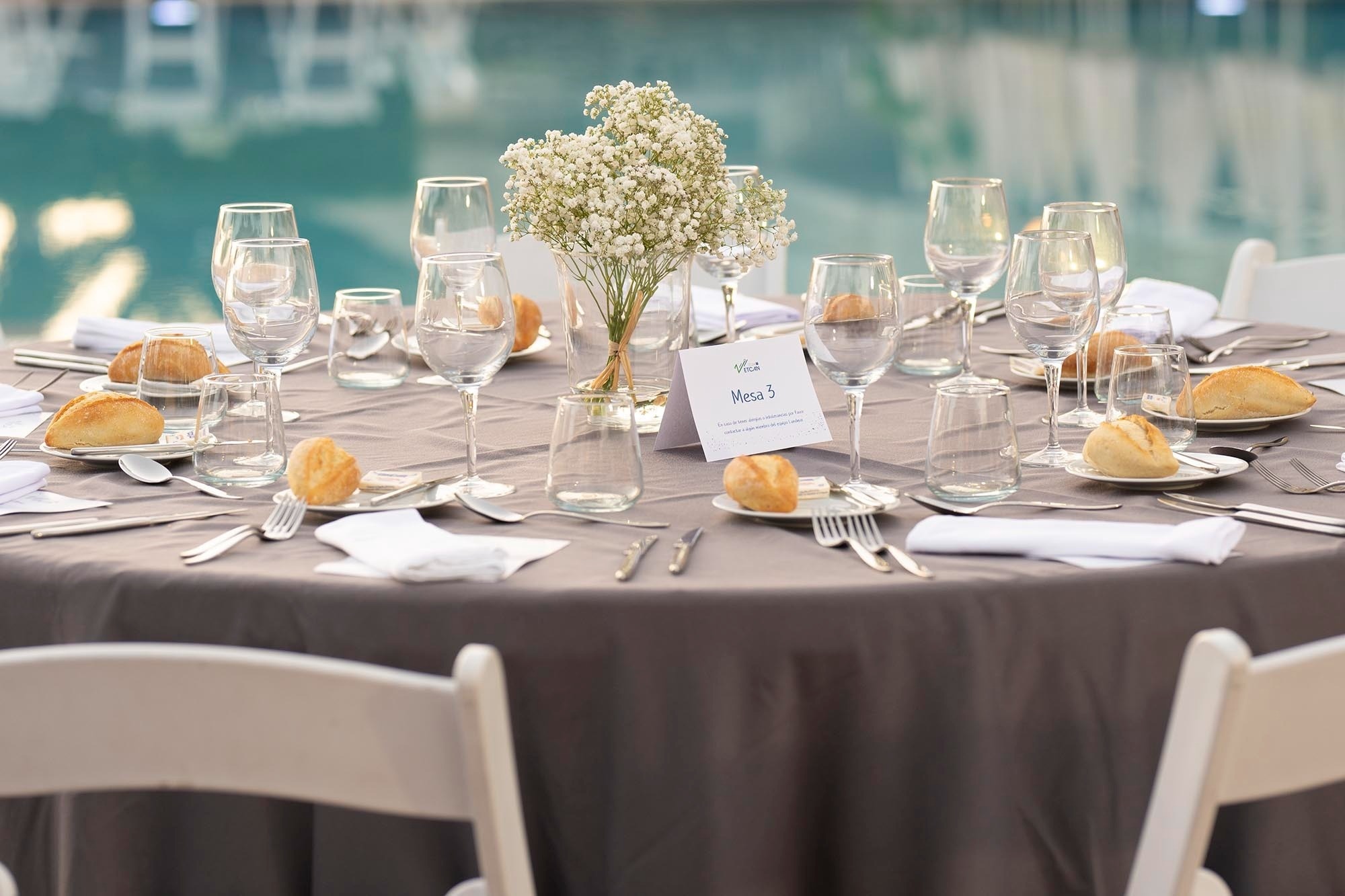 ein tisch mit gläsern und einem tischnummernschild