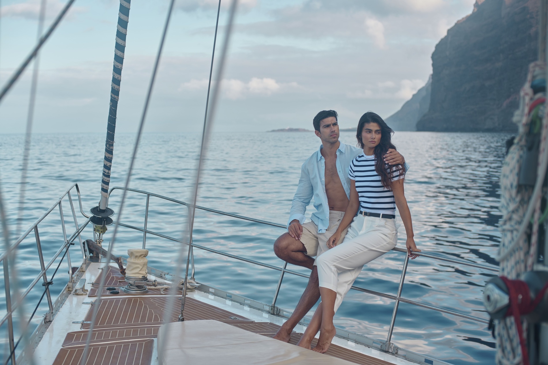 ein Mann mit Hut und Rucksack steht am Strand