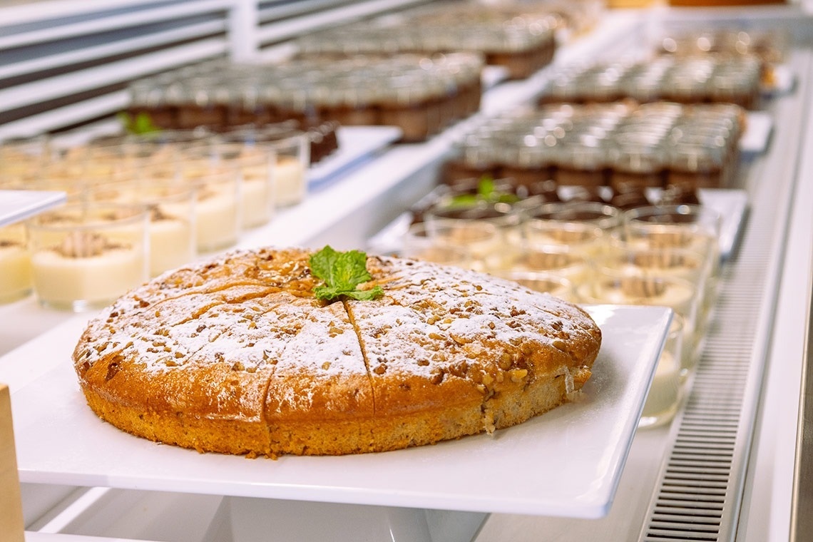 un pastel cubierto con azúcar en polvo y una ramita de menta