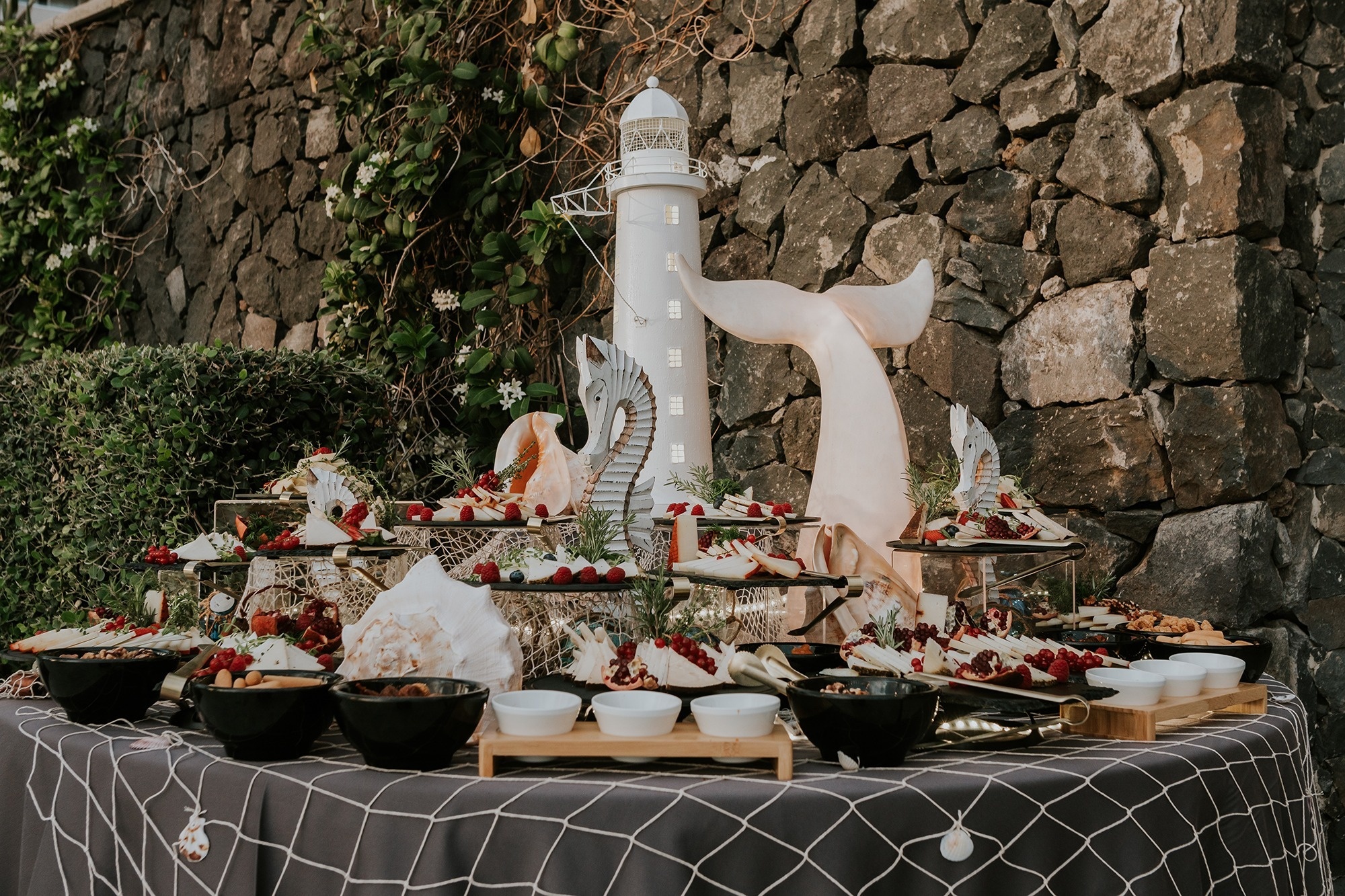 ein buffettisch mit einem weißen leuchtturm darauf