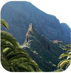 un gazebo avec des chaises longues et un chapeau sur une terrasse avec vue sur l' océan