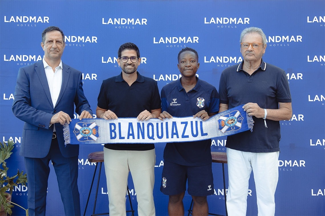 a man holding a scarf with the word blanquiazul on it