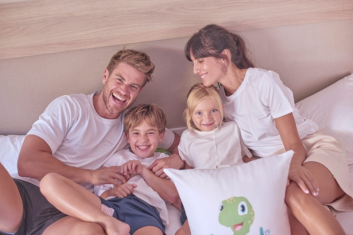 une chambre d' hôtel avec un canapé et une télévision