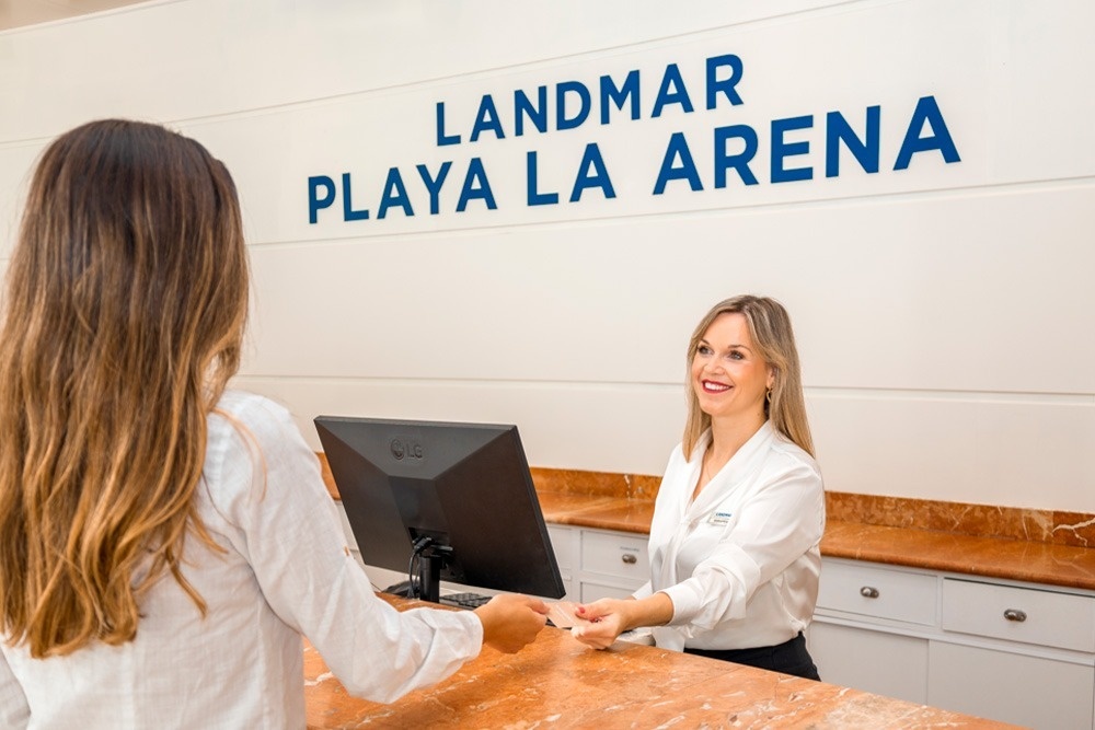 eine Frau zeigt einem Mann und einer Frau ein Dokument