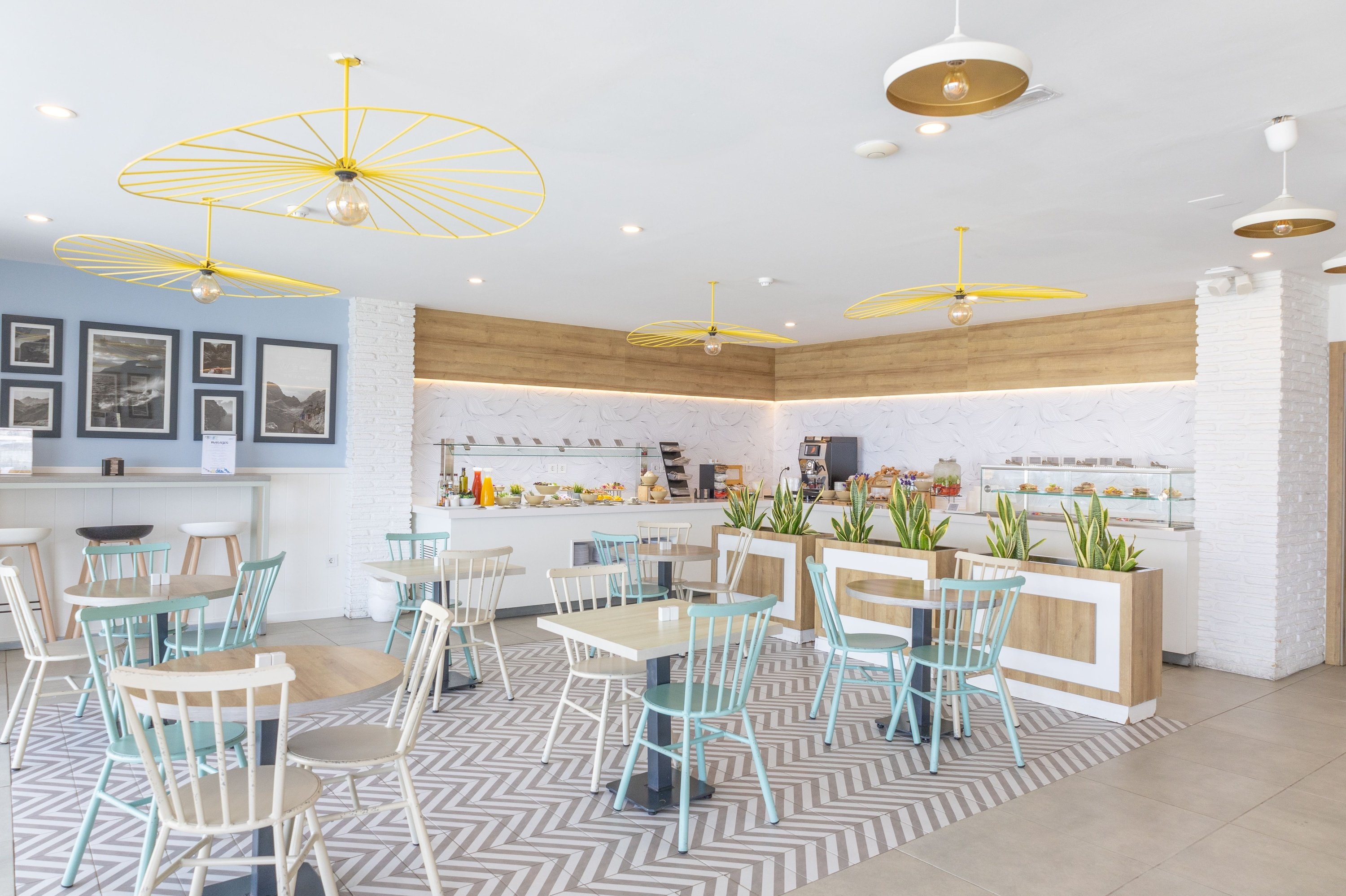 ein Restaurant mit einem Tisch und Stühlen und einem Schild mit der Aufschrift 