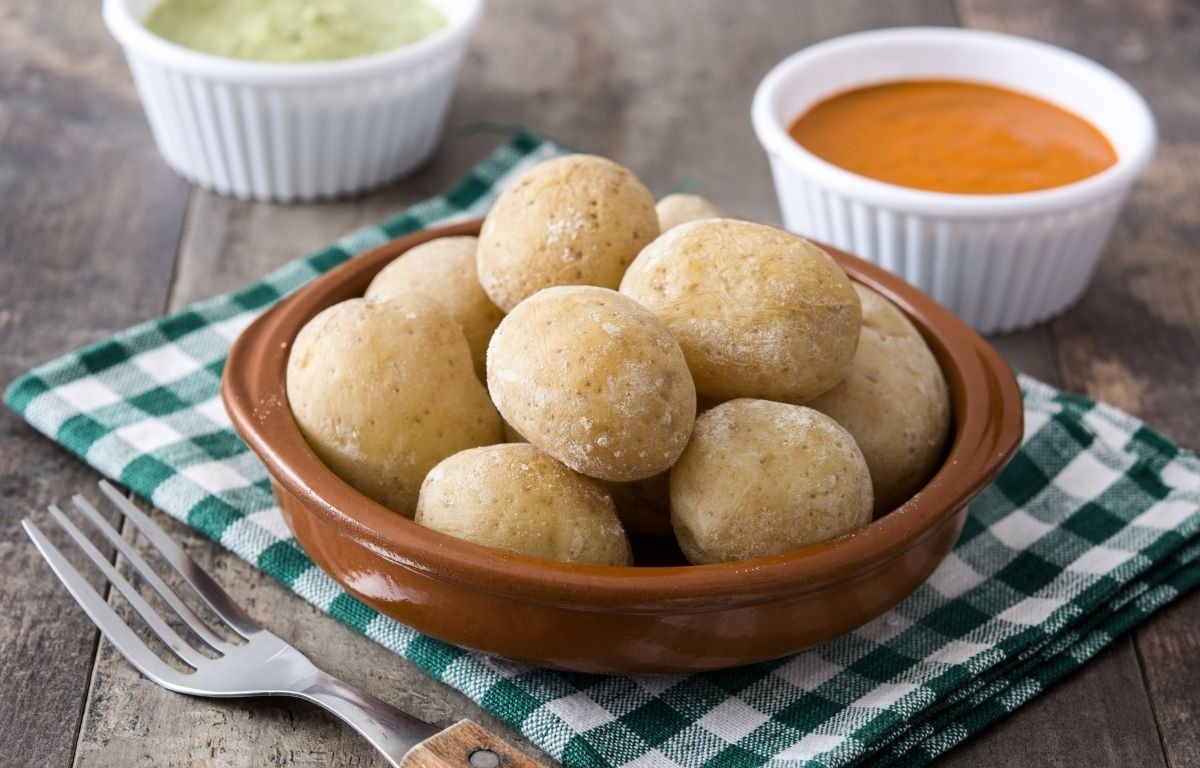 Gericht aus papas arrugadas mit Mojo-Sauce