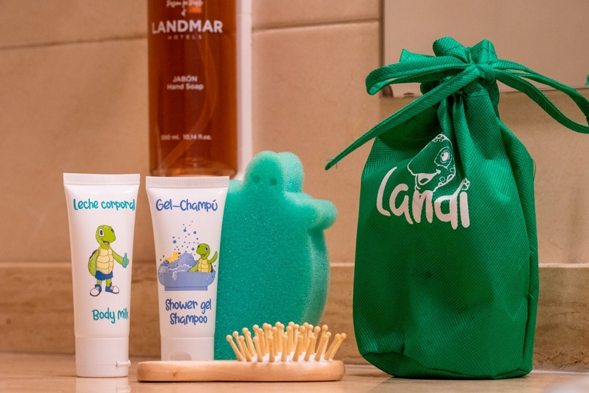 eine grüne tasche mit der schrift landmar darauf