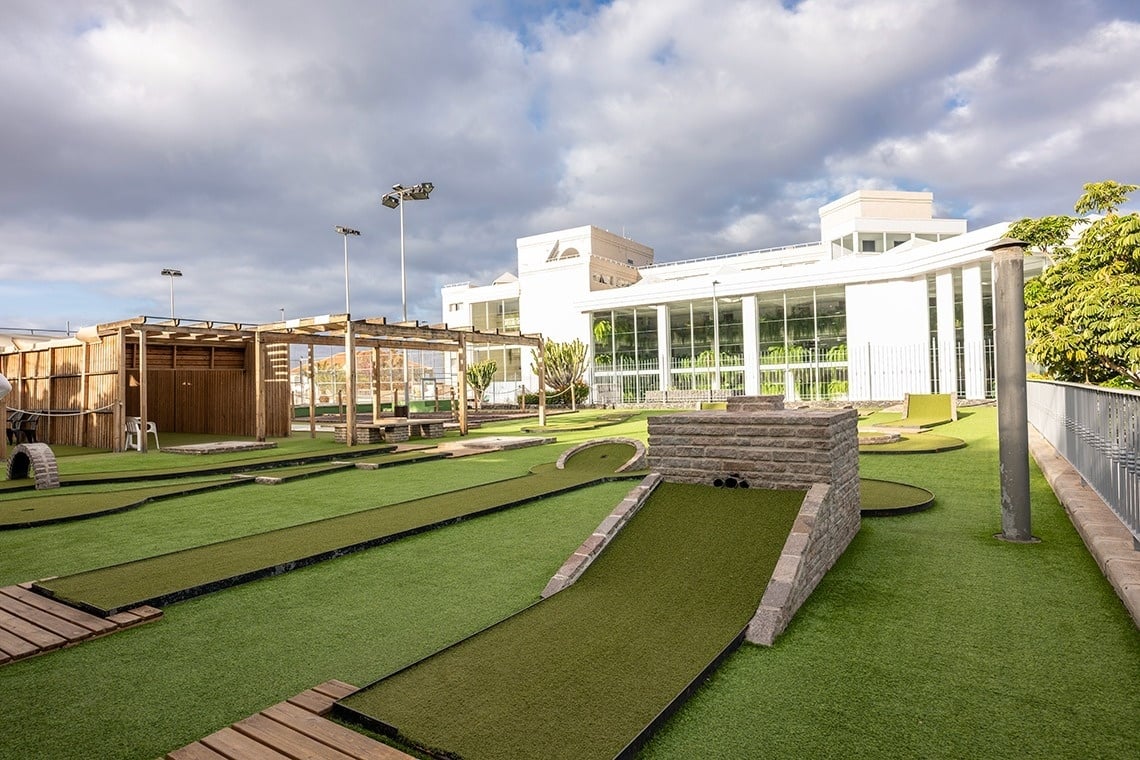 un campo de golf con un edificio blanco en el fondo