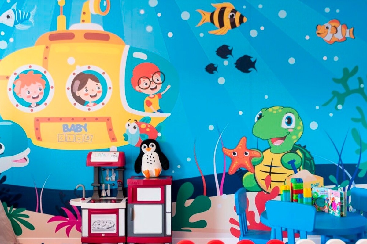 ein Kinderspielzimmer mit einem Gemälde eines Unterwasserschiffes