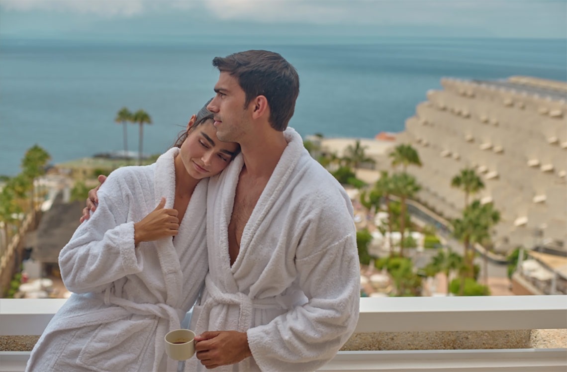 una habitación de hotel con dos camas y una televisión