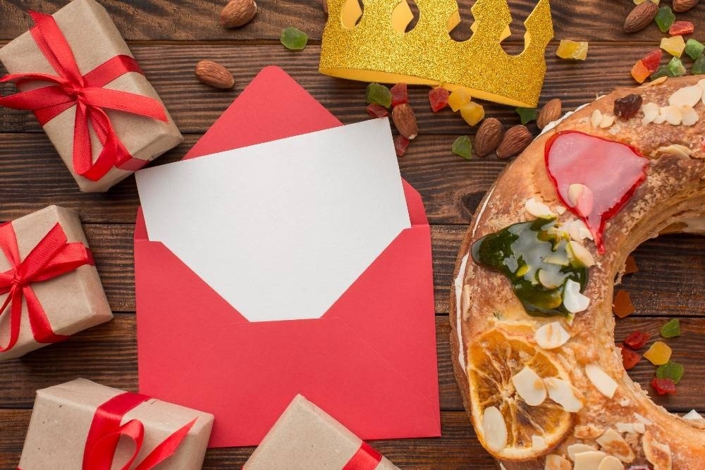 ein roter Umschlag mit einem weißen Blatt Papier darin