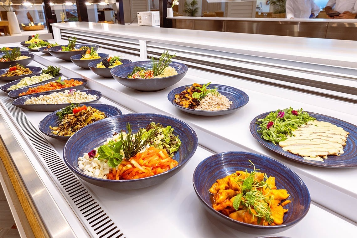 Buffet Landmar: ensaladas frescas y platos variados para deleitarte.