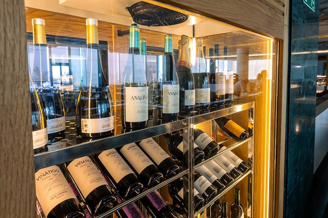 un refrigerador lleno de botellas de vino y champán