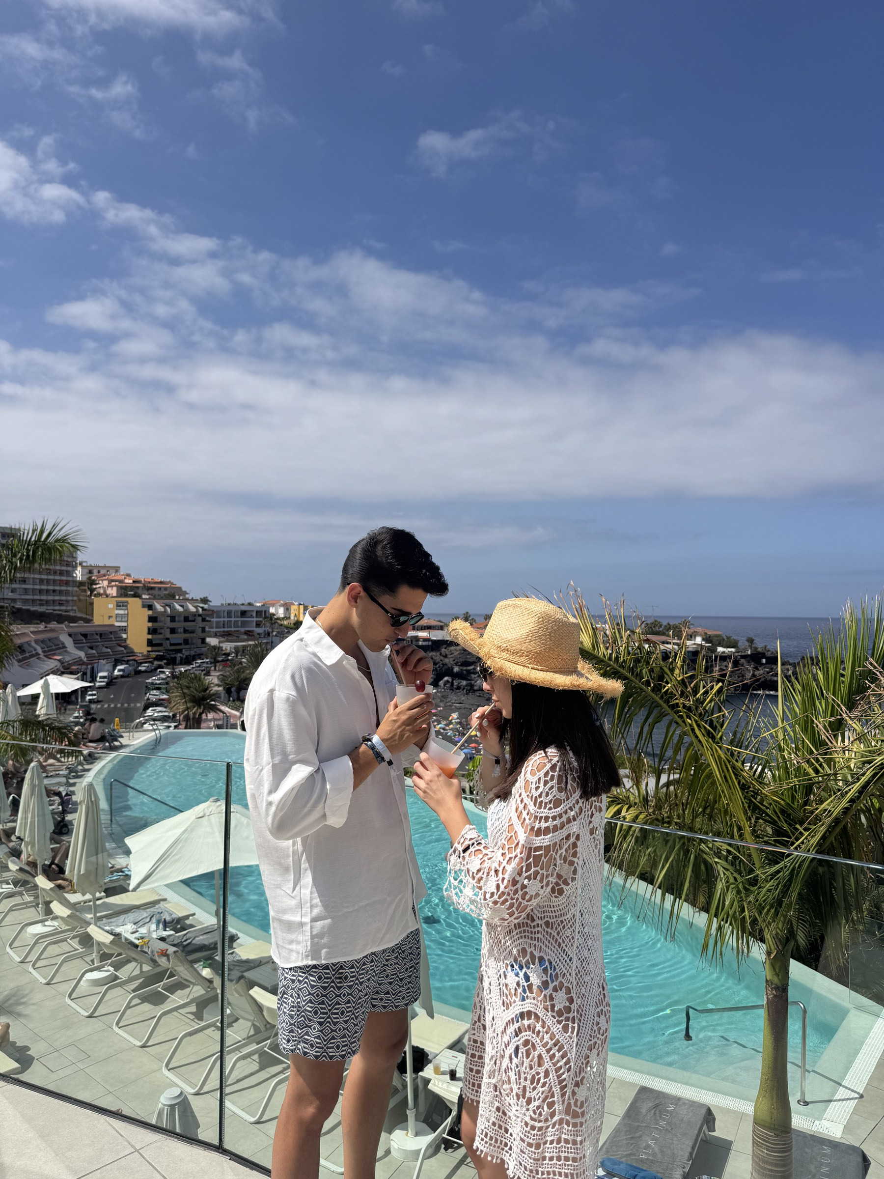 Couple prenant un verre au bord de la piscine du Landmar Playa la Arena, avec l'Atlantique en arrière-plan