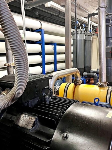 un gros plan d' un moteur avec l' inscription hoyer ce