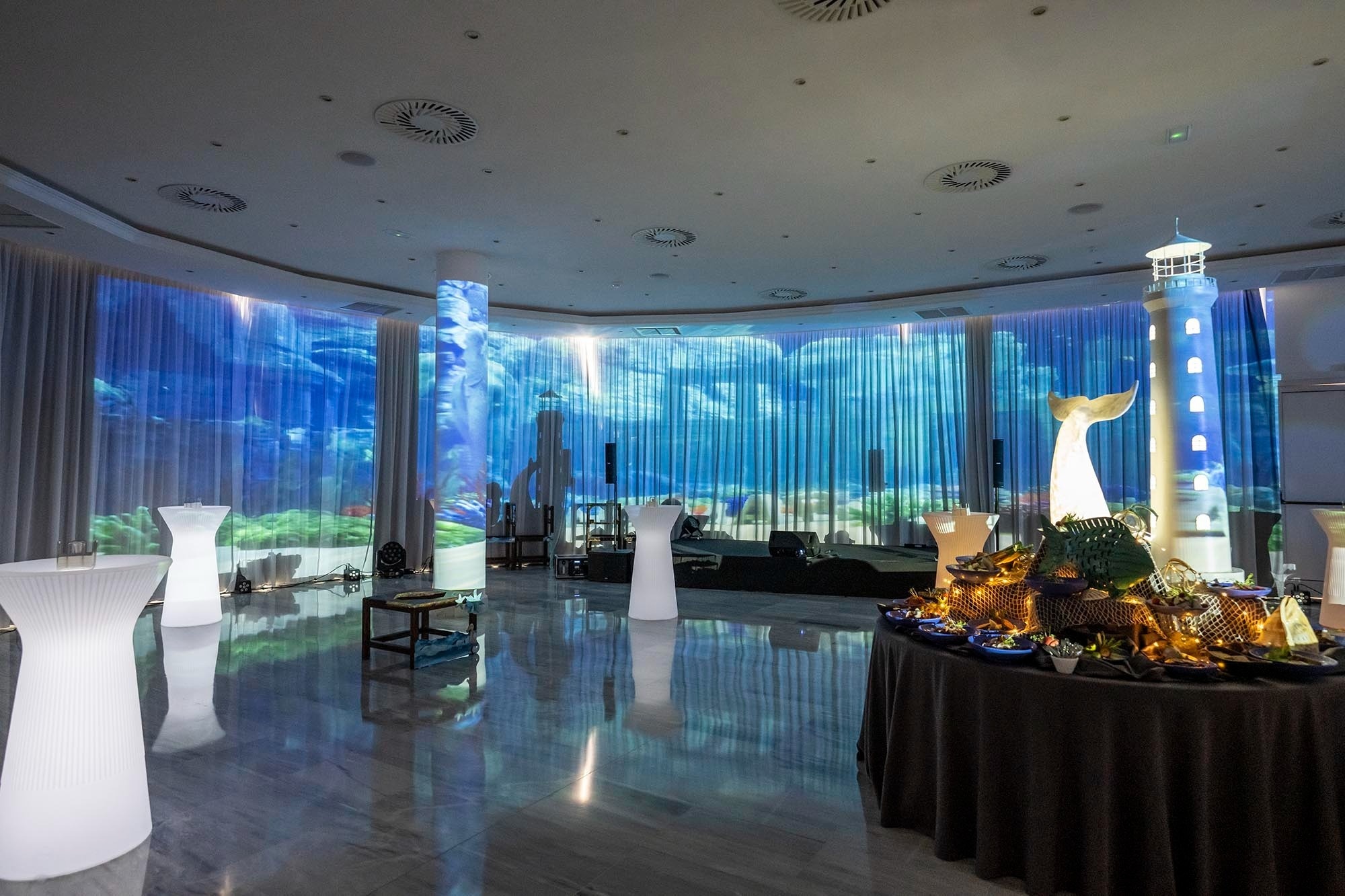 ein großer Raum mit einem Tisch und einem Leuchtturm darauf