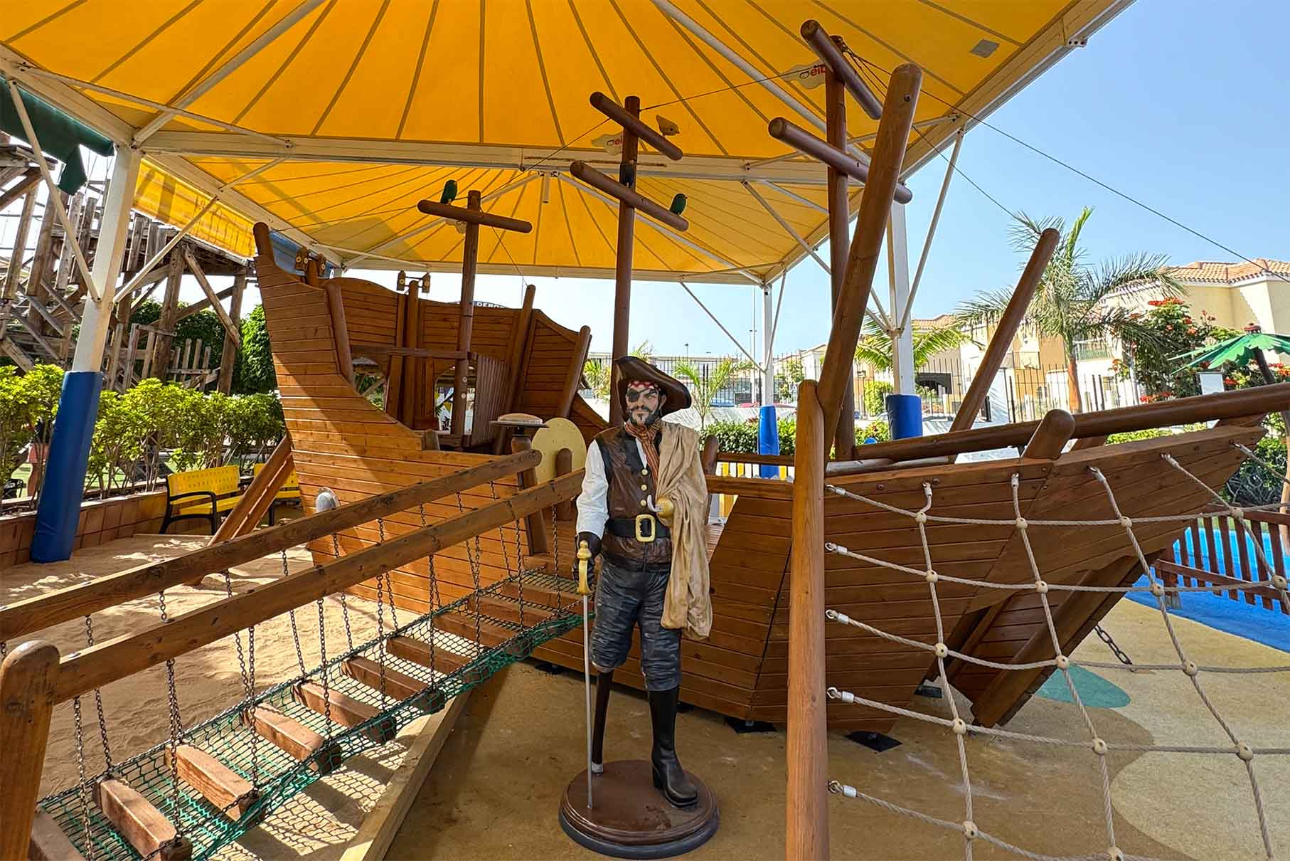 Aire de jeux pirate en bois pour enfants, aire de jeux aquatiques avec statue Landmar.