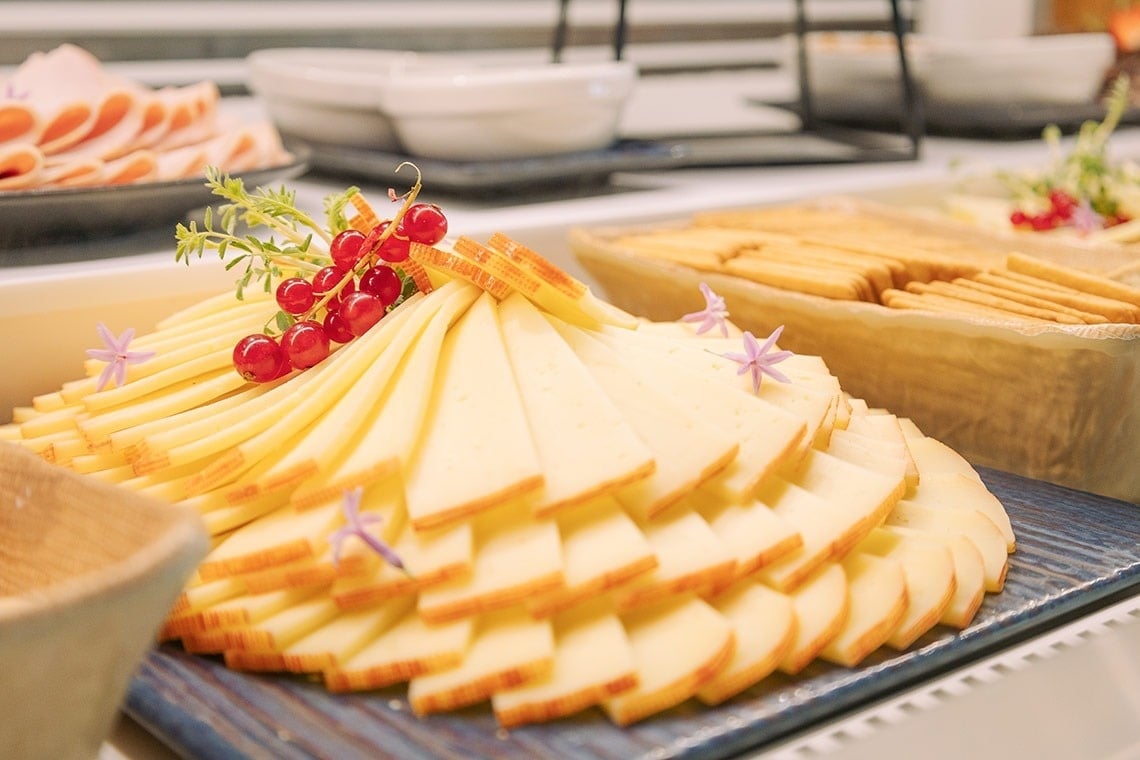 un plato de queso y galletas en una mesa