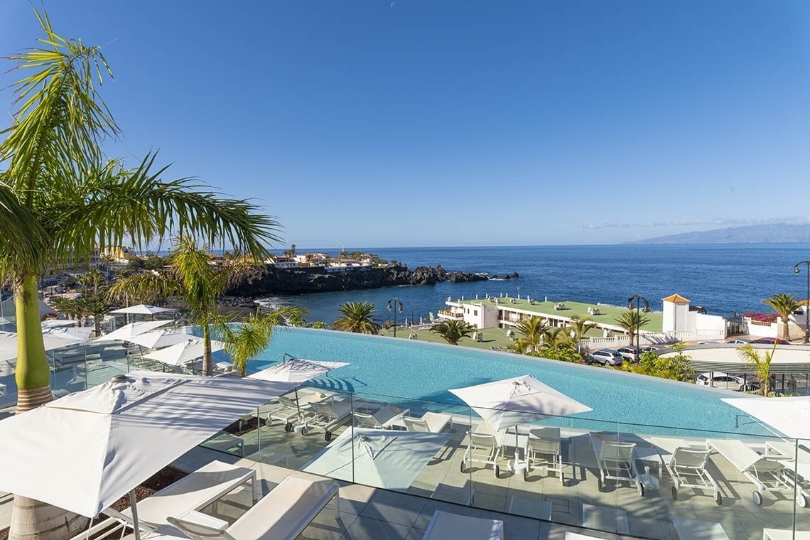 ein Hotel mit einem Infinity-Pool mit Blick auf das Meer