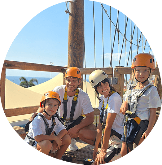 una niña sube un poste de madera en un parque de aventuras