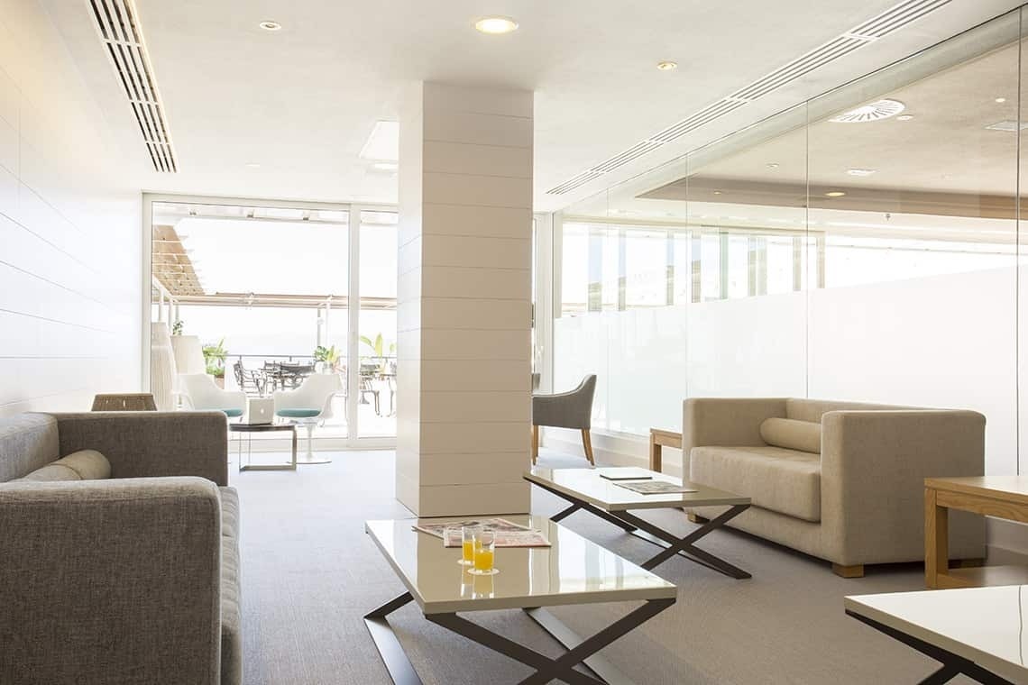 ein Wohnzimmer mit Couch , Stuhl und Tisch