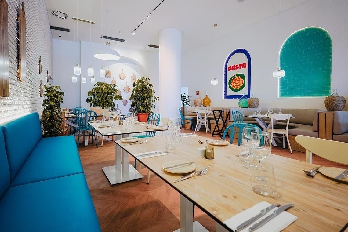 Comedor Landmar: mesas de madera, asientos confortables y ambiente vibrante.