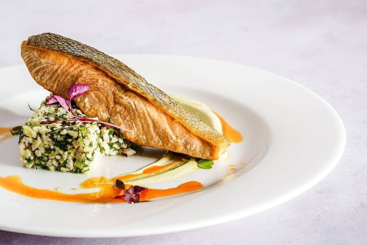 Delicioso salmón del Landmar servido con arroz.