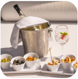 un homme conduit une voiture avec une femme debout sur le toit