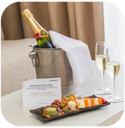 un gros plan d' une balle de golf sur un green