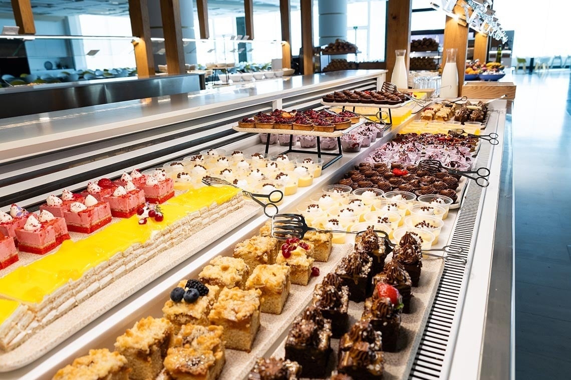 un buffet lleno de pasteles y postres en un restaurante