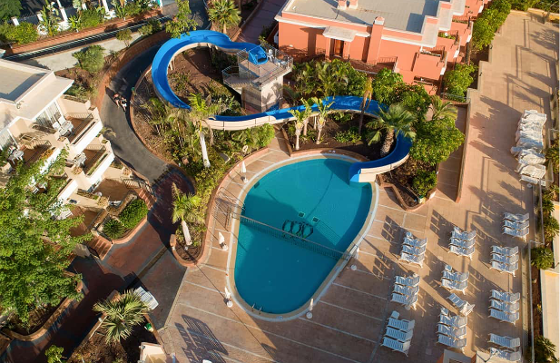 Luftaufnahme eines Schwimmbades mit Wasserrutsche