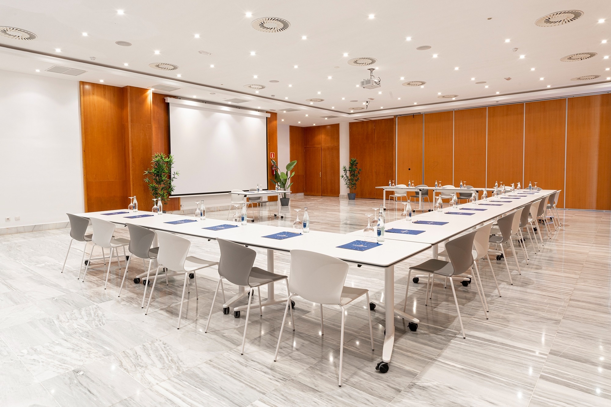 ein Konferenzraum mit langen Tischen und Stühlen