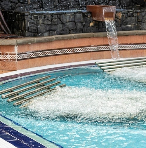 una piscina con un letrero que dice 0 53 m