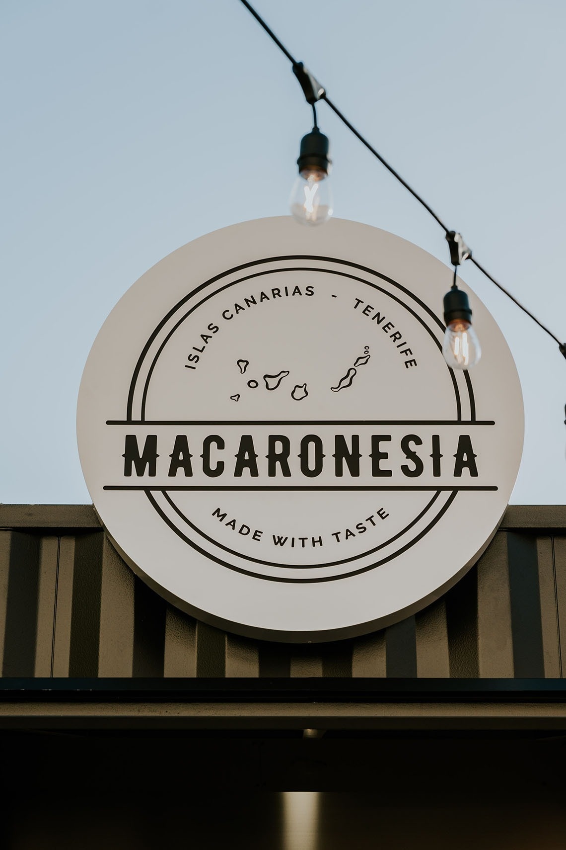 ein weißes Schild mit der Aufschrift macaronesia made with taste