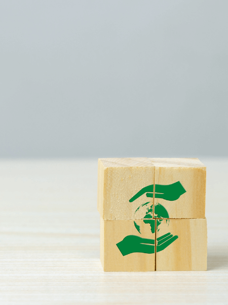 deux blocs en bois avec des mains tenant un globe