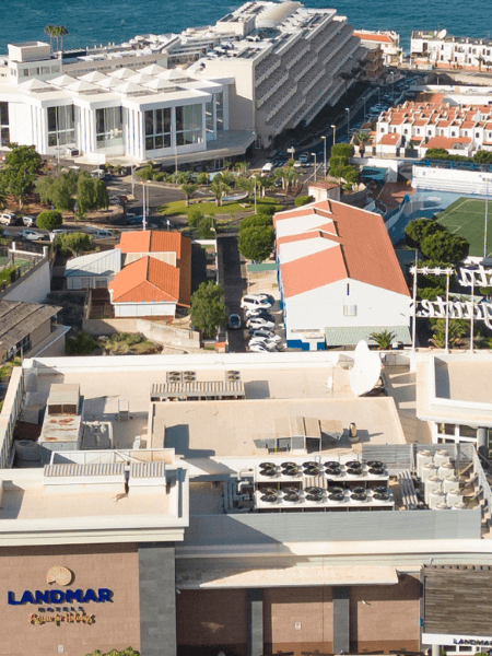 une vue aérienne d' un bâtiment avec le logo lanmar sur le toit