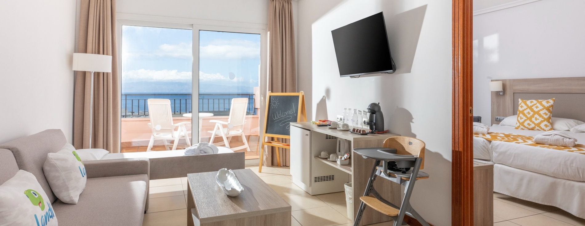 una habitación de hotel con un sofá y una televisión