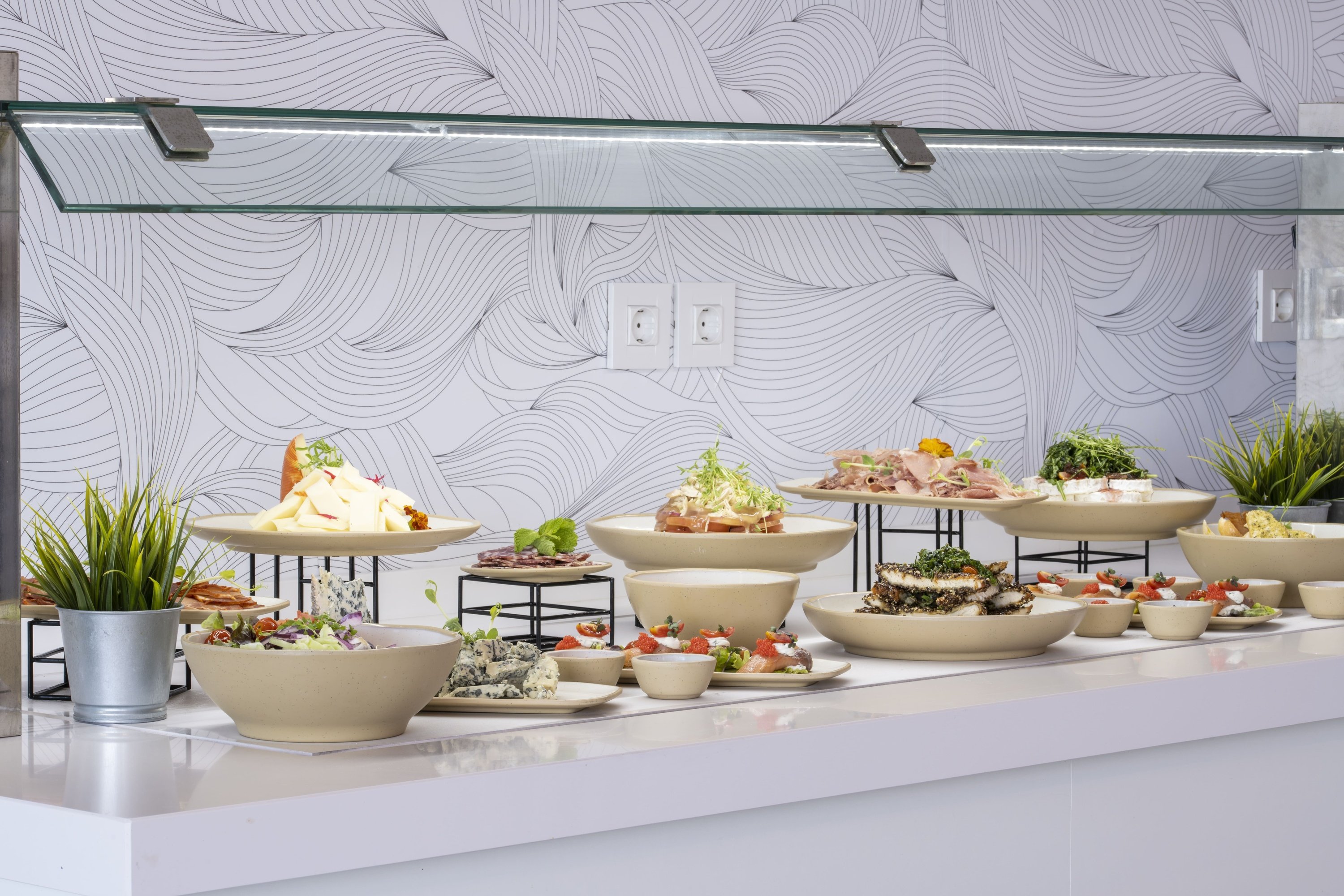 eine Buffettheke mit vielen Tellern und Schüsseln mit Essen