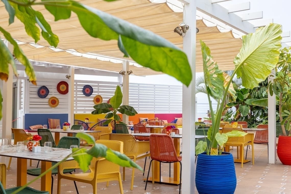 Terraza de Landmar para comer al aire libre, rodeada de vegetación.