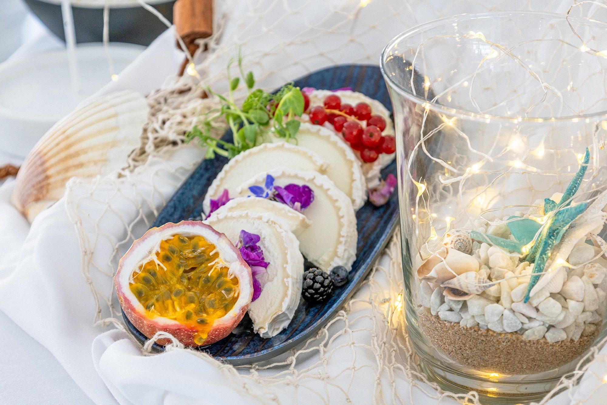 ein blaues Tablett mit einer passionsfrucht darauf