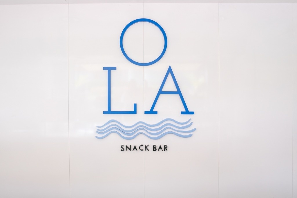 a sign that says la snack bar on it