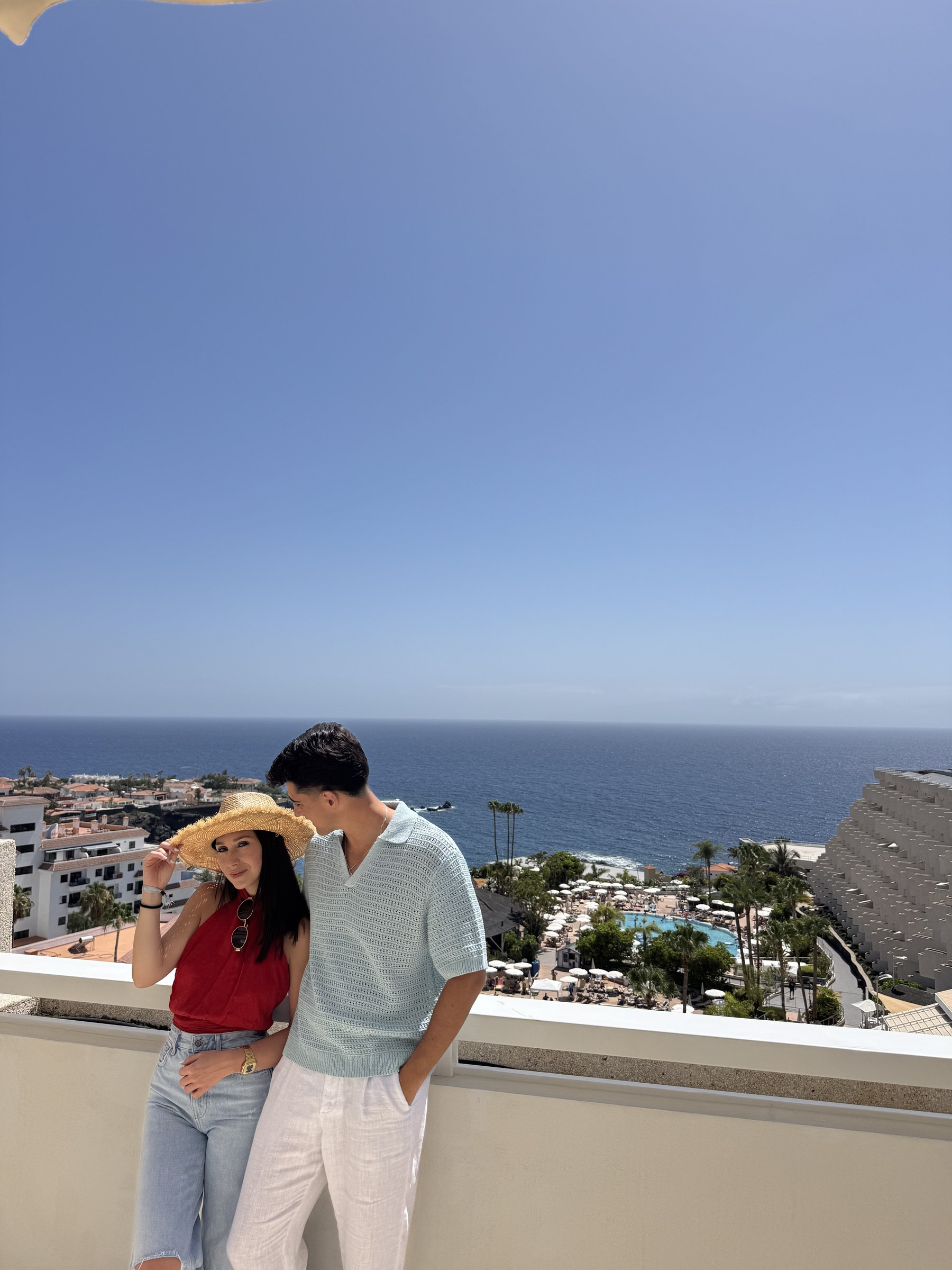 Couple sur une terrasse du Landmar Playa la Arena avec vue sur l'océan et la côte de Puerto de Santiago