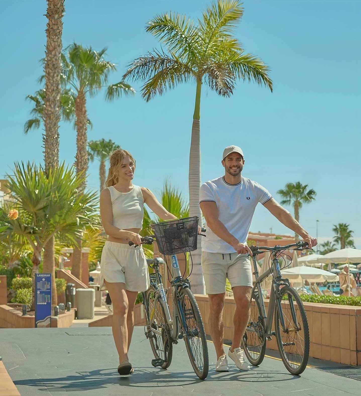 un grupo de personas saltan en el aire con parapentes en el fondo